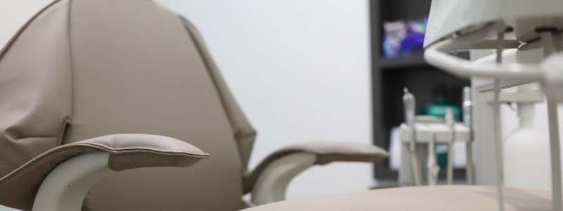 יישור שיניים סמכים שקופים במרפאה